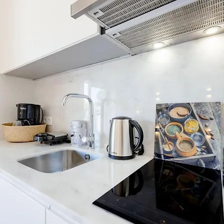 Downtown W/ Balcony *