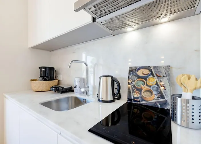 Downtown W/ Balcony *