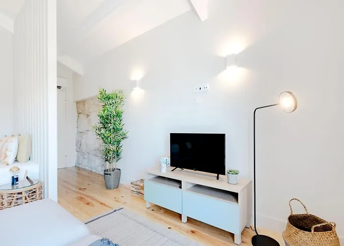 Downtown W/ Balcony Apartment *